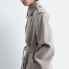Trenchcoat i bomull og ull med bindebelte