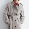 Trenchcoat i bomull og ull med bindebelte