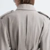 Trenchcoat i bomull og ull med bindebelte