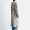 Trenchcoat i bomull og ull med bindebelte