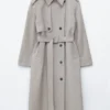 Trenchcoat i bomull og ull med bindebelte