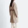 Trenchcoat med rutemønster og spennebelte Trenchcoat med rutemønster og spennebelte