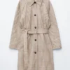 Trenchcoat med rutemønster og spennebelte Trenchcoat med rutemønster og spennebelte