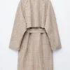 Trenchcoat med rutemønster og spennebelte Trenchcoat med rutemønster og spennebelte