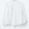 Voluminøs bluse med blomsterapplikasjon Voluminøs bluse med blomsterapplikasjon